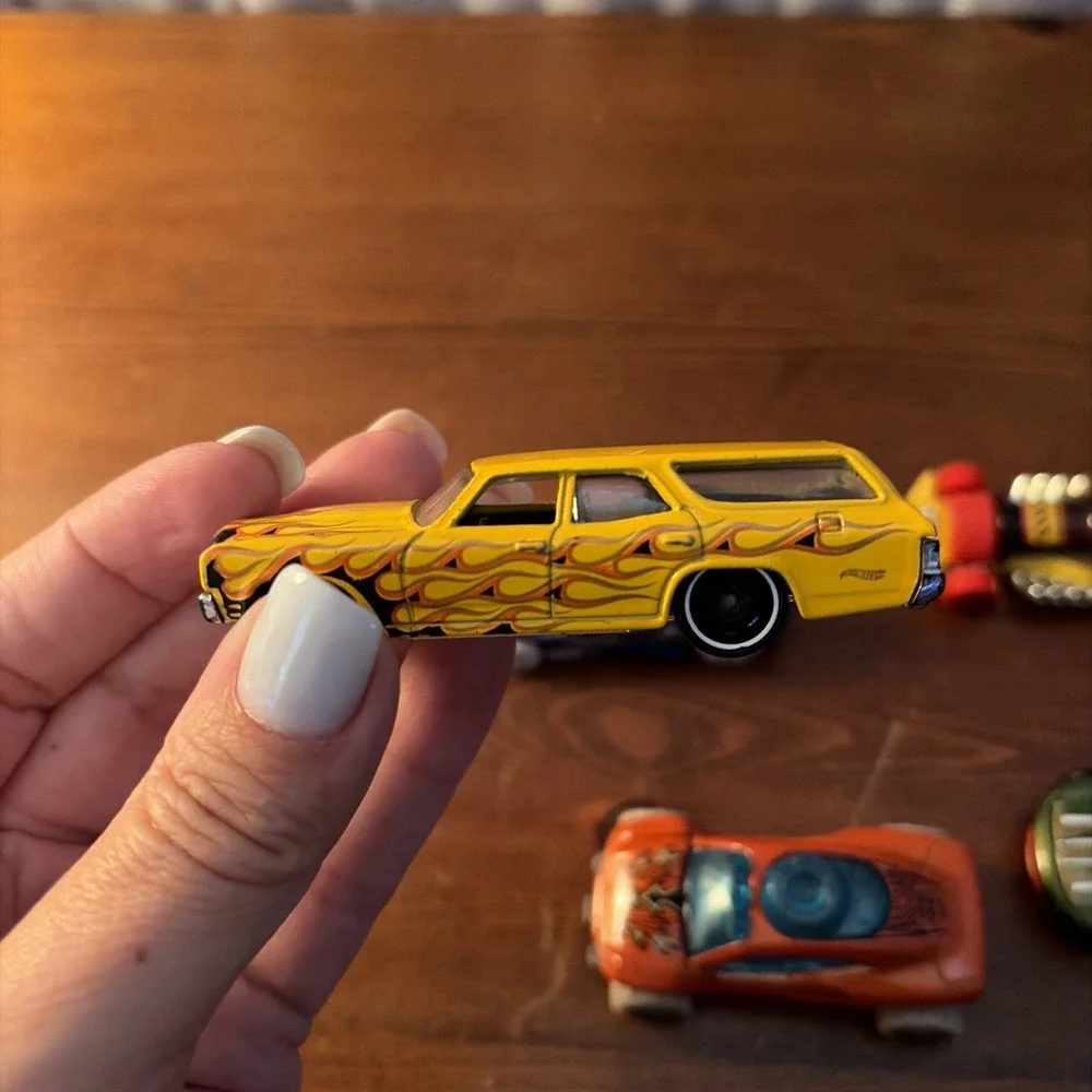 LOT OF 17 HOT WHEELS VEHICLES